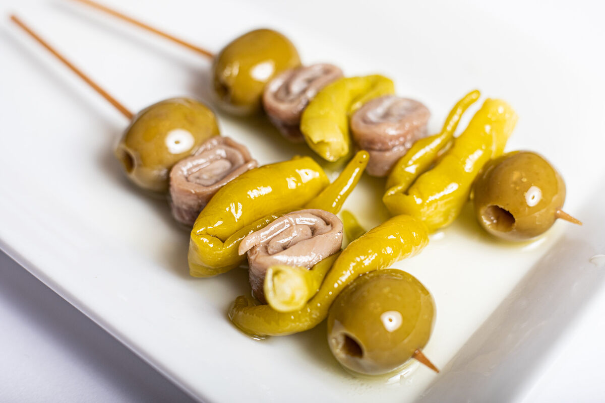 Gilda, pintxo clásico de aceituna, anchoa y guindilla en Txoko Nagusia